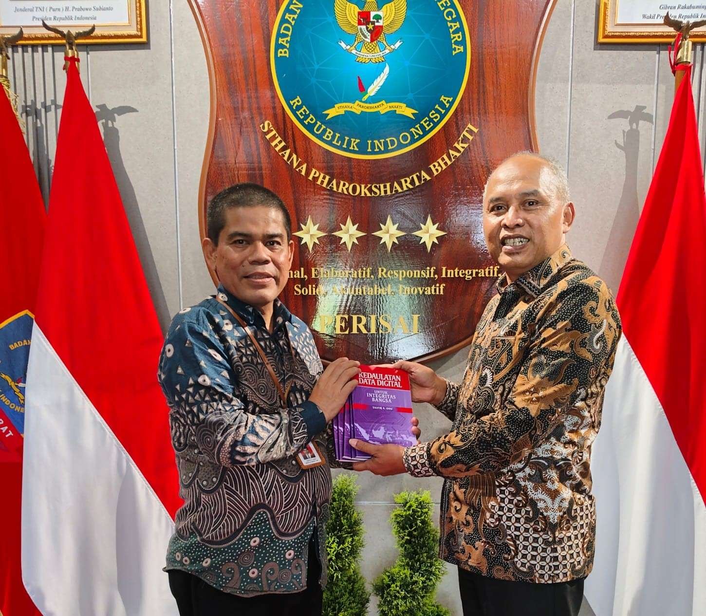 Penyerahan buku Kedaulatan Data Digital dari Dr. Taufiq A. Gani kepada Kepala BSSN